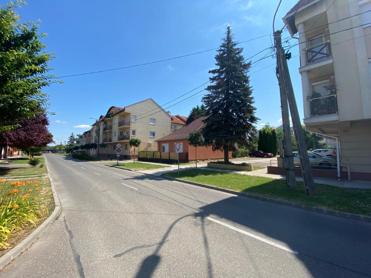 Veronika Lux Apartman Hajdúszoboszló Buitenkant foto