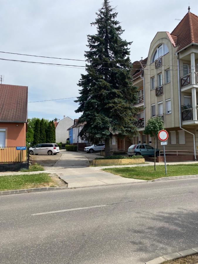 Veronika Lux Apartman Hajdúszoboszló Buitenkant foto